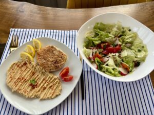 Паниран пилешки шницел с хумус и пъстра салата